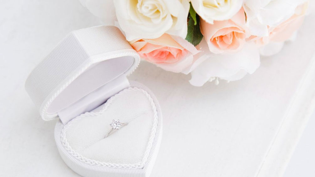 婚約指輪は必要?婚約指輪の値段の相場は?