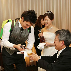 お酒を使った演出なら「ビアサーブ」や「鏡開き」