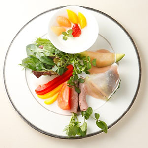 料理映えがいいのは何色の食器がいい?