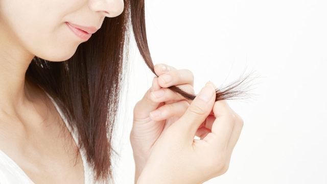 髪のパサつきはなぜ起こる？原因と改善策まとめ