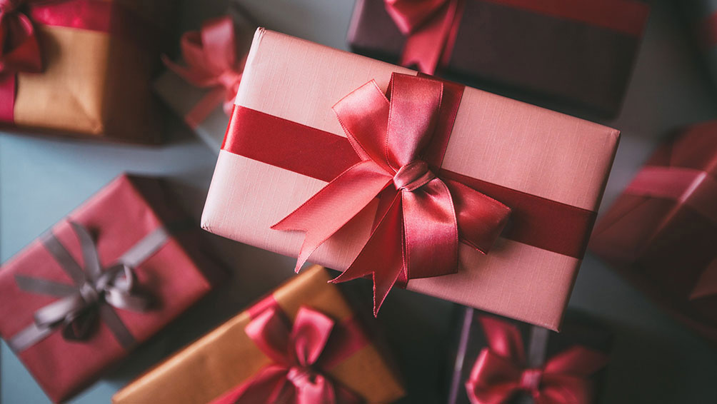 レザーのバッグや財布はプレゼントにピッタリ！