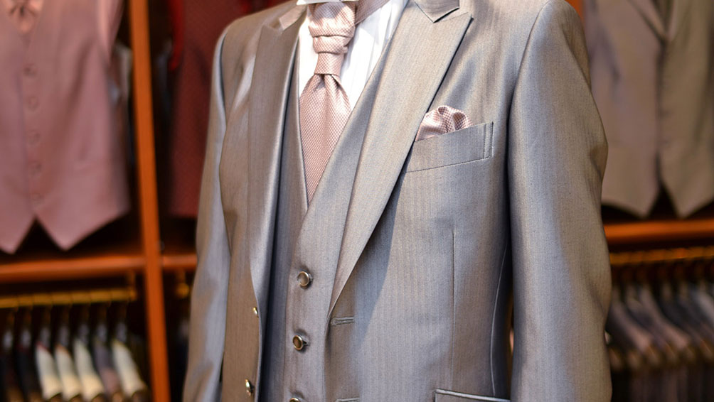 新郎のタキシードはレンタルするのが一般的