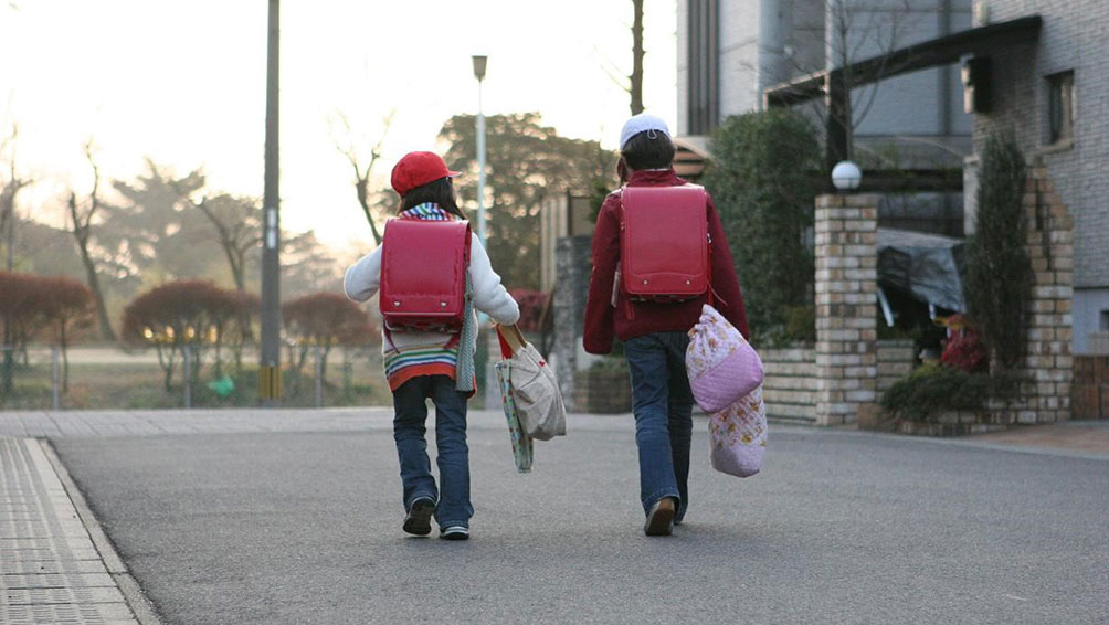 登下校時は危険がいっぱい！？手は離しても目は離さない！