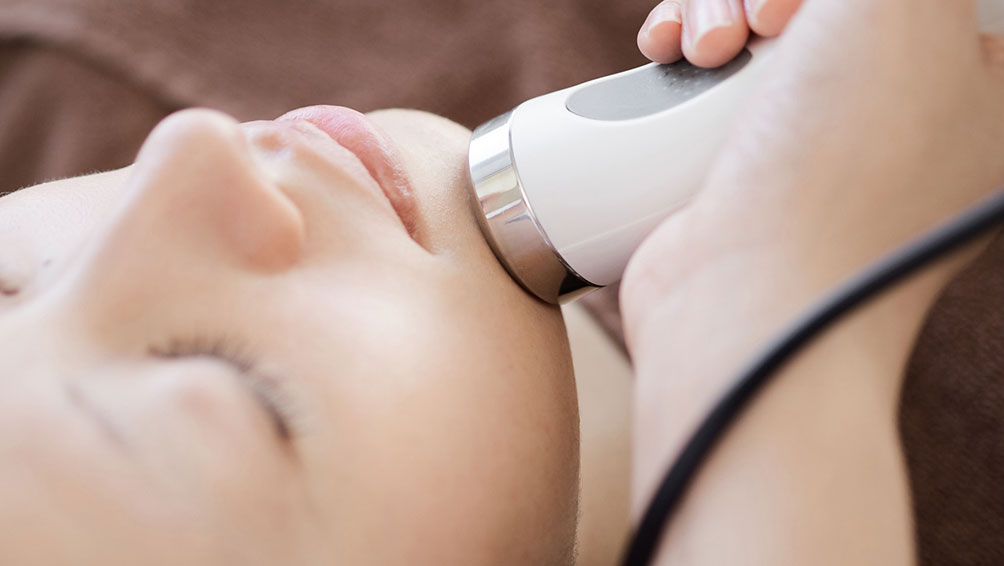 家庭用美顔器とプロ用美顔器の違いとは?