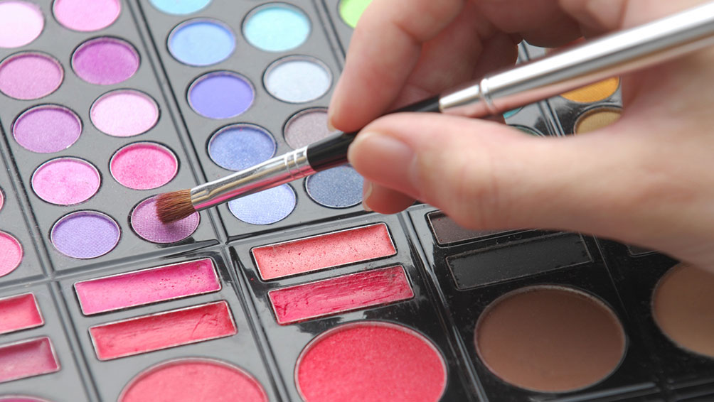 アイシャドウの色はどう選ぶ?