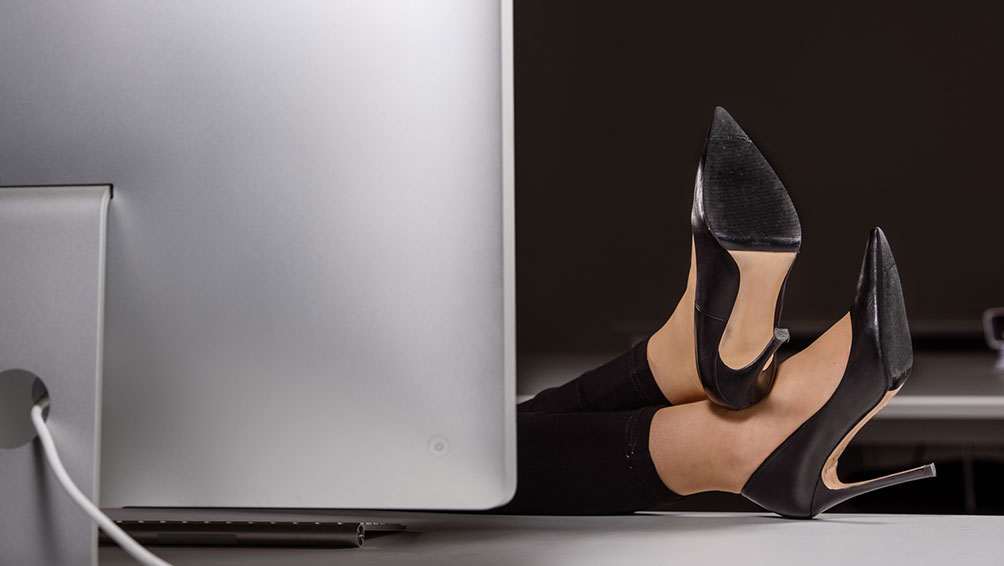 デスクワークの人必見!エコノミークラス症候群の予防法をご紹介