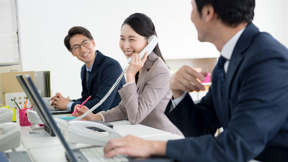 職場の同僚や上司に報告する場合