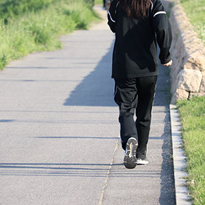 ウォーキングやジョギングをする