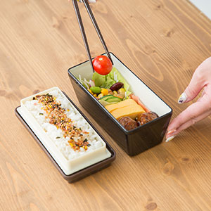 お弁当や朝食作りをする