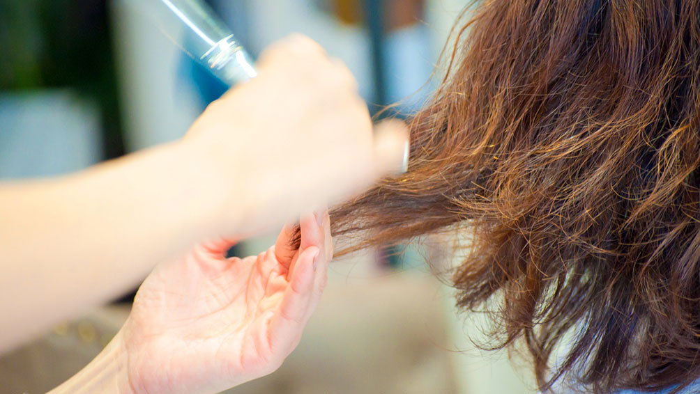 美容室やヘアサロンでこまめにカットする
