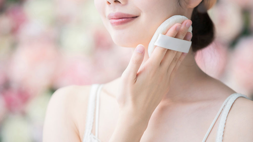 ファンデーションはメイクのカギ!色選びも塗り方もマスターしよう