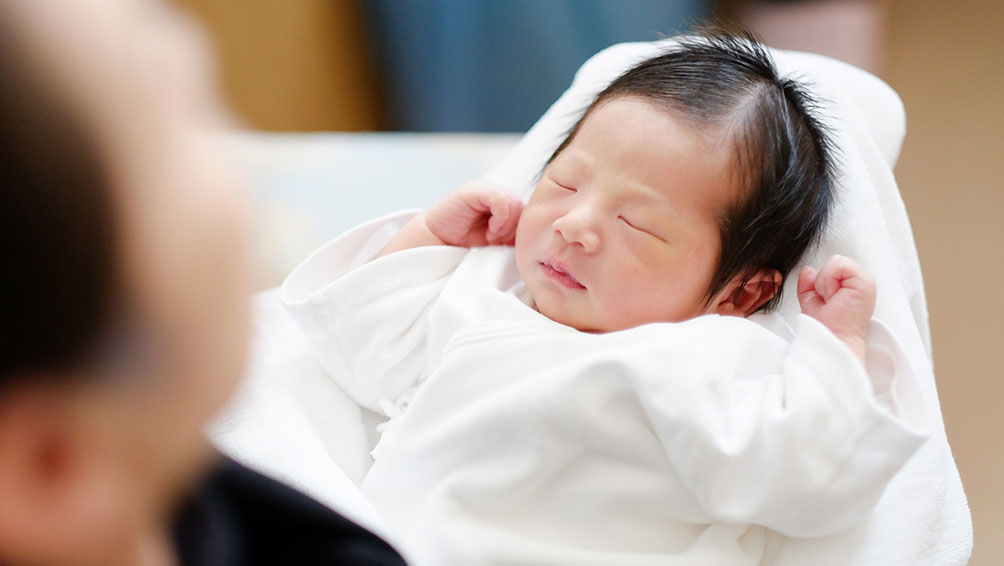 赤ちゃんの様子を見ならがら、こまめに鼻のケアしてあげよう!